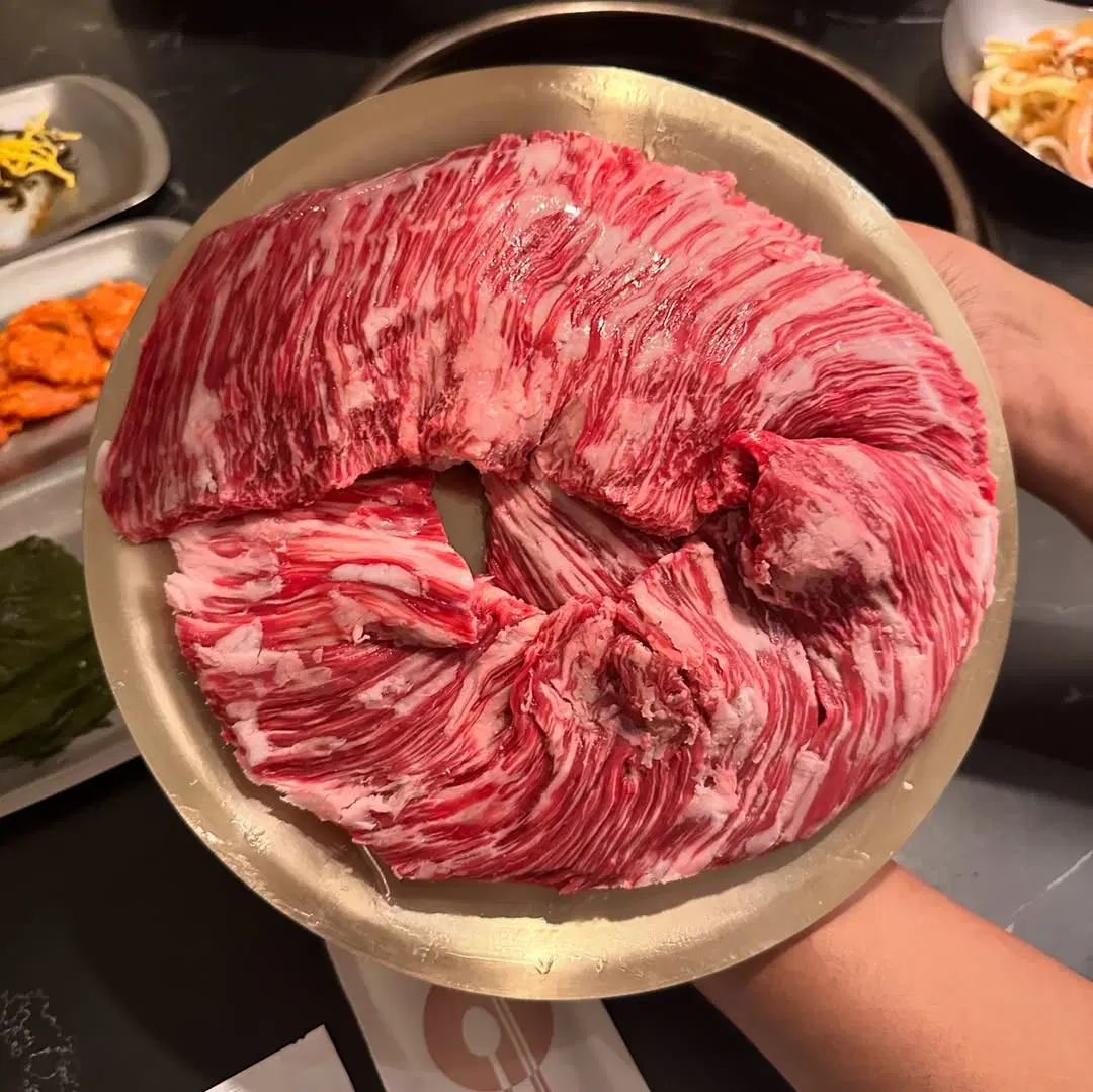 출처 : 홍박사생고기 강남점 인스타그램 검색 결과