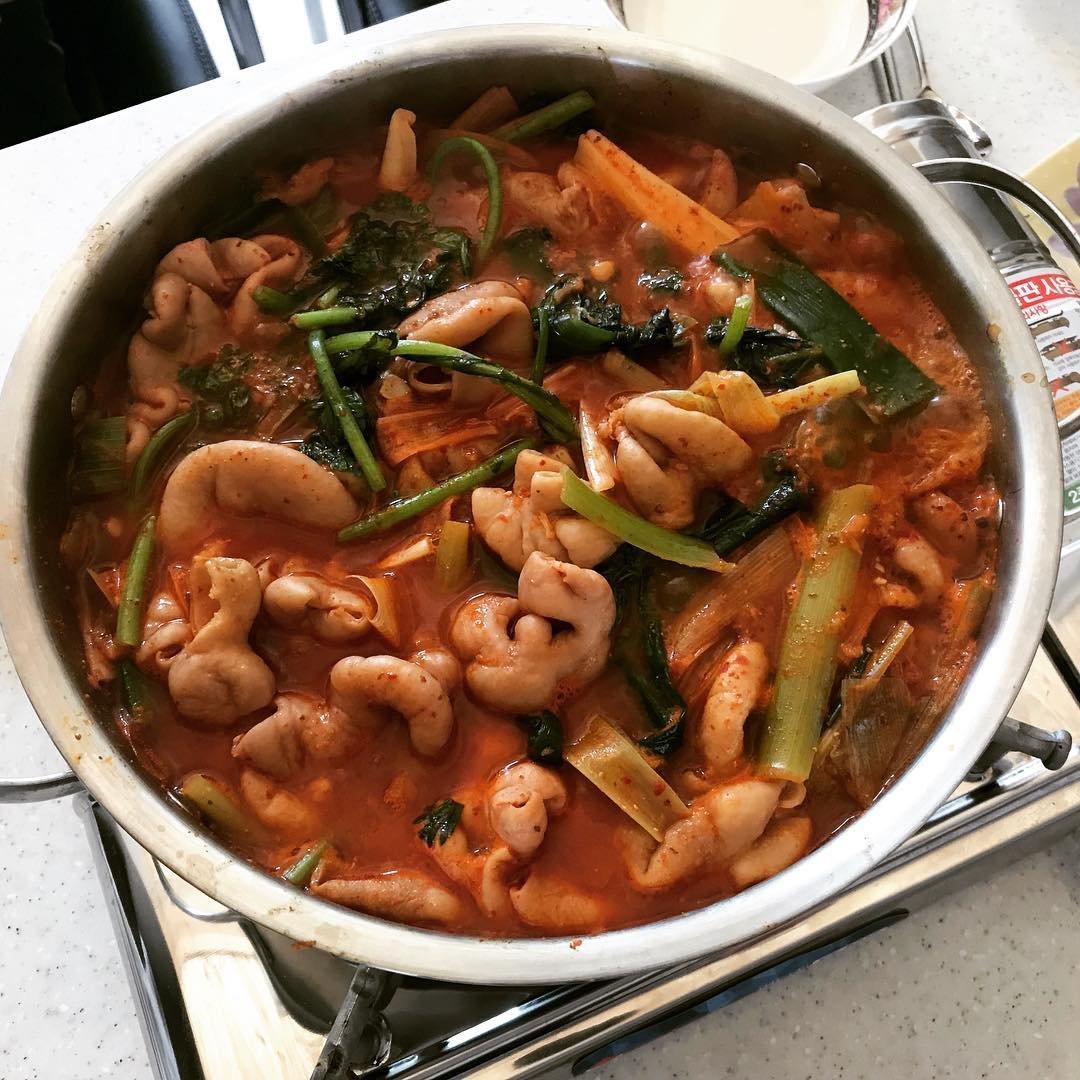 얼큰하고 쫄깃한 곱창전골 맛집! | 식신