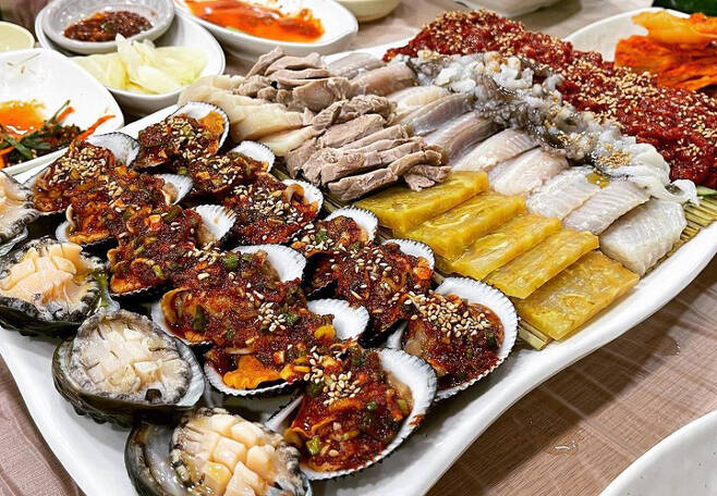 하나 올리고~ 두 개 더 놔! 전국 삼합 맛집 5곳 | 식신