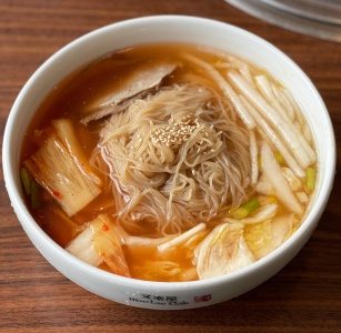 새콤한 고향의 맛, 김치말이 국수 맛집 BEST 5 매거진에 대한 사진입니다.