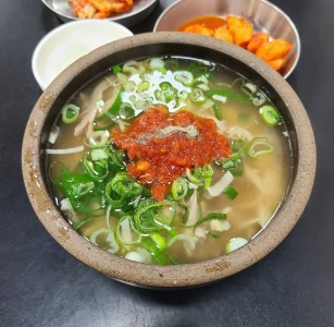 이열치열 따끈한 국물로 기력 충전! 서울 곰탕 맛집 BEST 5 매거진에 대한 사진입니다.