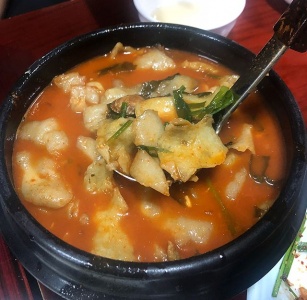 후루룩 먹기 좋은 쫀득한 맛, 서울 수제비 맛집 5곳 매거진에 대한 사진입니다.