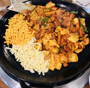 둘러앉아 볶아먹는 재미, 서울 철판닭갈비 맛집 5곳 매거진에 대한 사진입니다.