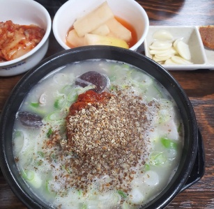 골목길에 꼭꼭 숨은 서울 노포 순댓국 맛집 BEST 5 매거진에 대한 사진입니다.