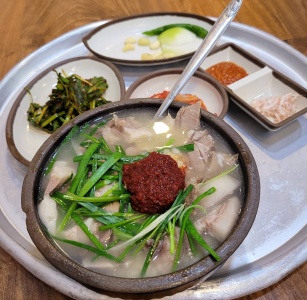 서민의 곁에서 사랑받아온, 대한민국 백년가게 국밥 맛집 BEST 5 매거진에 대한 사진입니다.