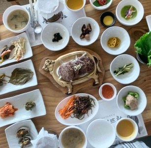 자연이 선물하고 세월이 만든, 대한민국 백년가게 향토요리 맛집 5 매거진에 대한 사진입니다.