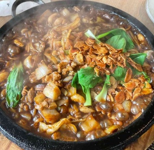 한국식 짜장면의 끝판왕, 뜨끈한 돌짜장 맛집 5 매거진에 대한 사진입니다.