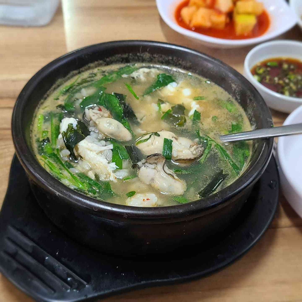 코끝을 녹이는 향긋한 바다의 진미, 서울 굴국밥 맛집 5곳