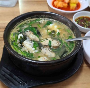 코끝을 녹이는 향긋한 바다의 진미, 서울 굴국밥 맛집 5곳 매거진에 대한 사진입니다.