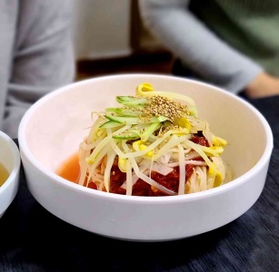 집 나간 입맛도 돌아오는, 서울 비빔국수 맛집 5곳 매거진에 대한 사진입니다.