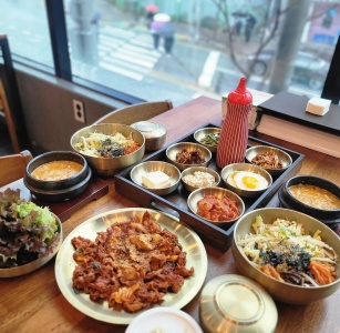 밥심에서 나오는 한국인의 힘, 대한민국 백년가게 백반 한정식 맛집 BEST 5 매거진에 대한 사진입니다.
