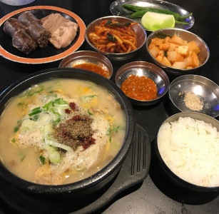 연예인들도 단골 인증, 서울 순대국 맛집 5곳 매거진에 대한 사진입니다.
