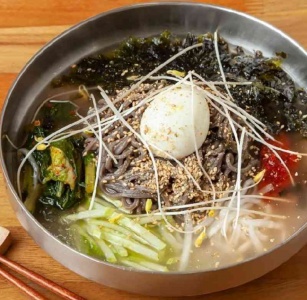 구수한 면발을 호로록, 서울 막국수 맛집 5곳 매거진에 대한 사진입니다.