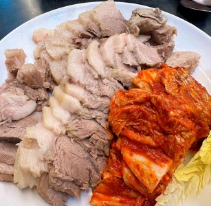 가성비 최고의 보쌈정식 훼미리손칼국수보쌈 매거진에 대한 사진입니다.