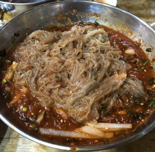 무더운 여름 매콤시원하게 즐기자 비빔냉면맛집 3 매거진에 대한 사진입니다.