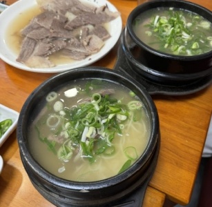 할아버지 손 잡고 먹으러 가는 설렁탕 매거진에 대한 사진입니다.