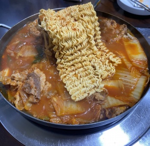 지역 주민 점심메뉴 책임지는 김치요리맛집 BEST 5 매거진에 대한 사진입니다.