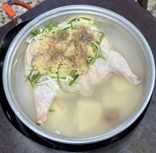 속 풀리는 진한 국물의 닭한마리 맛집 BEST 4 매거진에 대한 사진입니다.