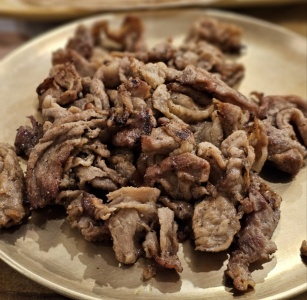 오래된 전통과 맛을 자랑하는 숯불고기와 평양냉면 맛집 매거진에 대한 사진입니다.