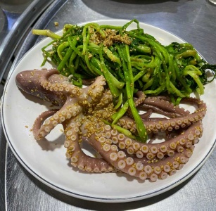 조용하지만 강한 동네 중곡동 맛집 3곳 매거진에 대한 사진입니다.