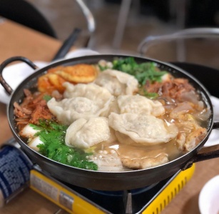 생방송투데이x식신 빅데이터 맛집-만두전골 매거진에 대한 사진입니다.