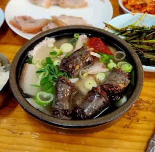 진한 육수와 푸짐한 고기, 부산 돼지국밥 신흥강자 5 매거진에 대한 사진입니다.