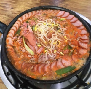 생방송투데이x식신 빅데이터 맛집-부대찌개 매거진에 대한 사진입니다.