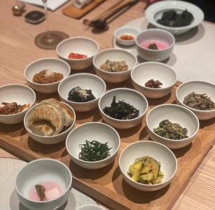 봄 기운과 함께 피어난 계절의 맛, 서울 봄나물 맛집 BEST 5 매거진에 대한 사진입니다.