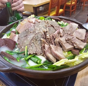 맑은 국물에 120년 역사를 담다, 견지동 ‘이문설렁탕’ 매거진에 대한 사진입니다.