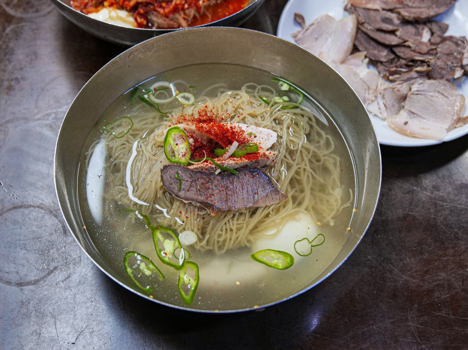 영롱한 육수와 메밀면이 만드는 감동, 충무로 ‘필동면옥’