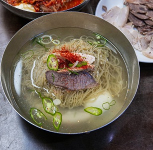 영롱한 육수와 메밀면이 만드는 감동, 충무로 ‘필동면옥’ 매거진에 대한 사진입니다.