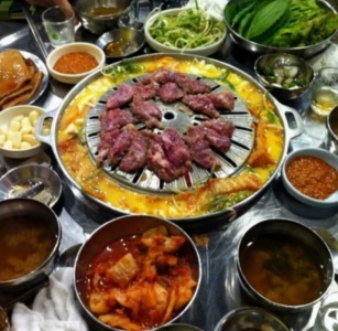 숯불향 어우러진 쫄깃하고 고소한 풍미! 갈매기살 맛집 베스트 5 매거진에 대한 사진입니다.