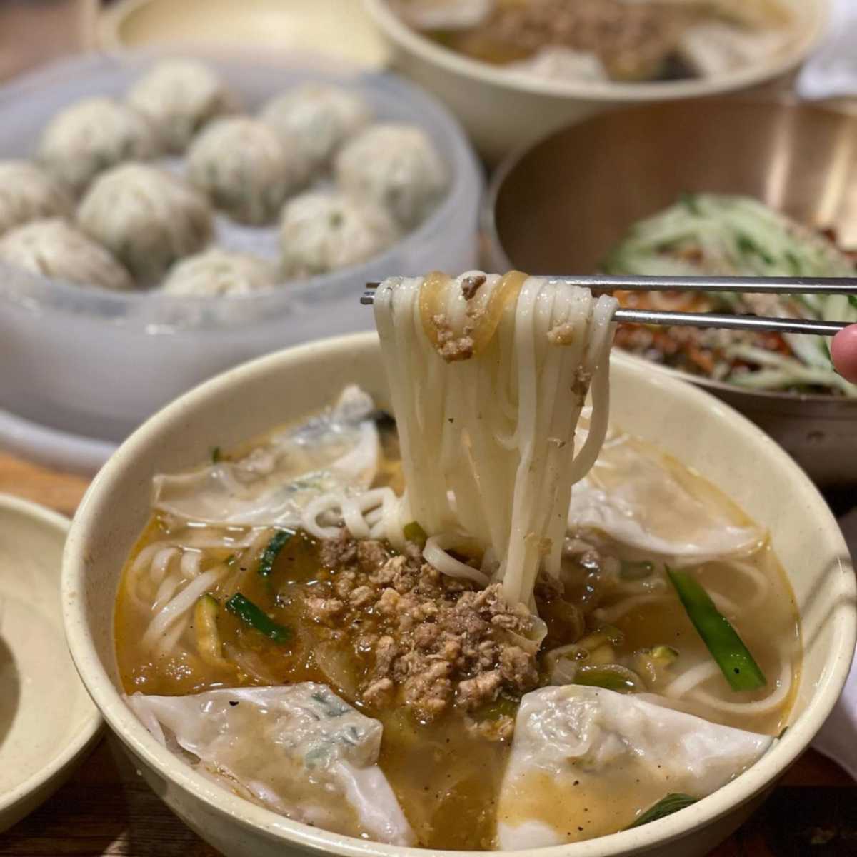 진하고 풍미 깊은 육수, 쫄깃한 면발, 불향 가득 고명의 서울 대표 맛집, 명동 ‘명동교자’