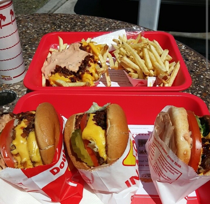In-N-Out Burger 매장 방문 후 남겨주신 고객 리뷰 사진입니다.