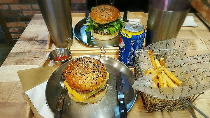 버거식당 매장 방문 후 남겨주신 고객 리뷰 사진입니다.
