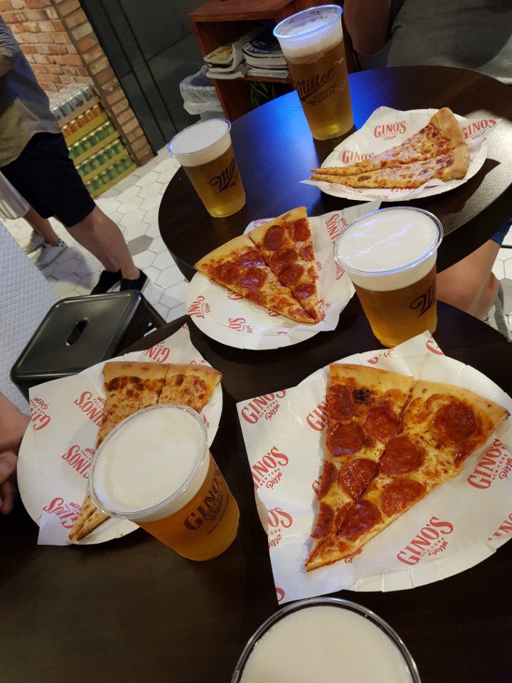 Ginos NY Pizza 매장 방문 후 남겨주신 고객 리뷰 사진입니다.