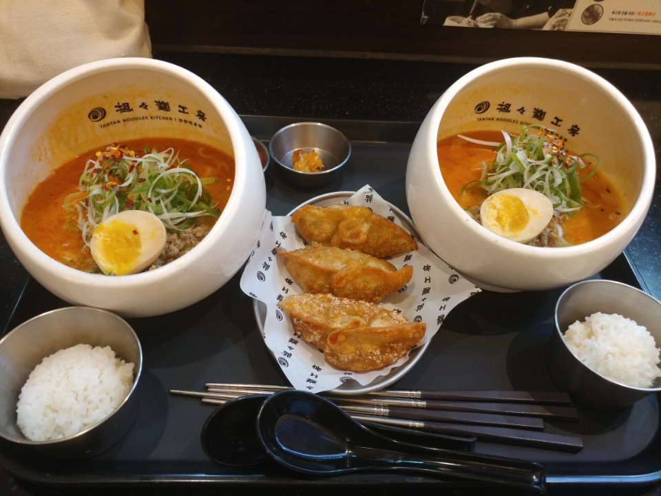 탄탄면공방 강남신세계점 매장 방문 후 남겨주신 고객 리뷰 사진입니다.