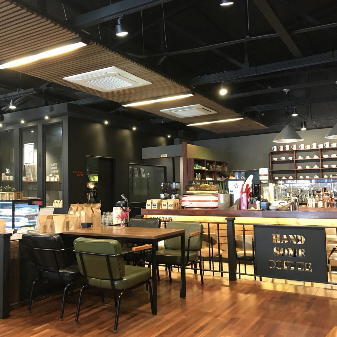 HANDSOME COFFEE 매장 방문 후 남겨주신 고객 리뷰 사진입니다.