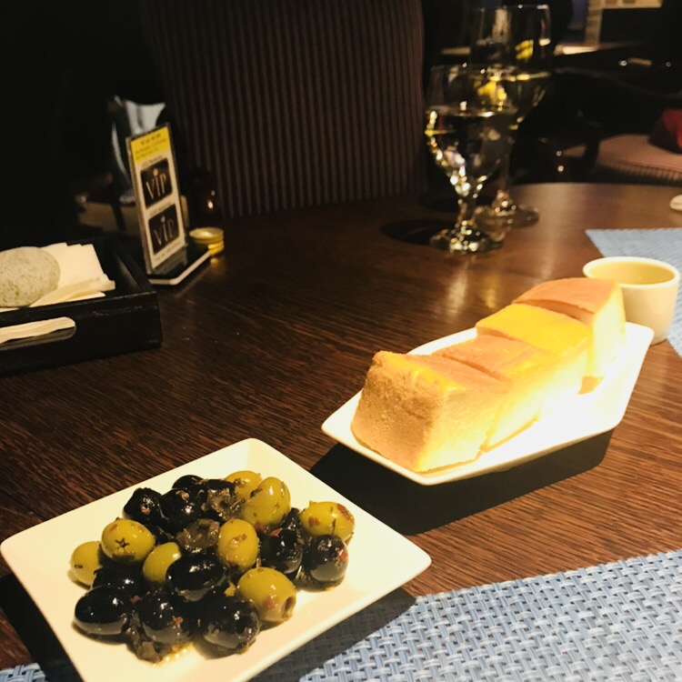 이태원 와인 & 브런치 더젤 매장 방문 후 남겨주신 고객 리뷰 사진입니다.
