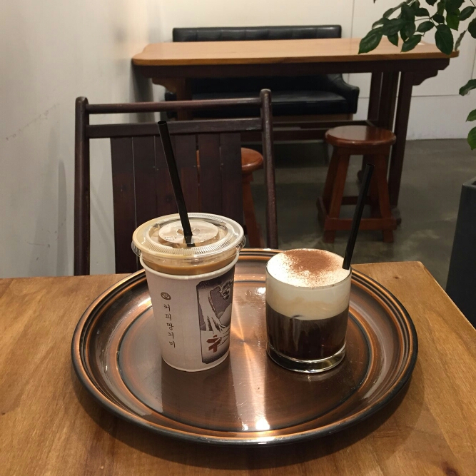 커피땅거미 매장 방문 후 남겨주신 고객 리뷰 사진입니다.