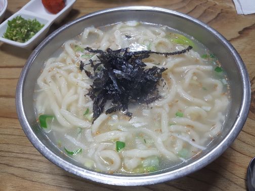 향촌칼국수 매장 방문 후 남겨주신 고객 리뷰 사진입니다.