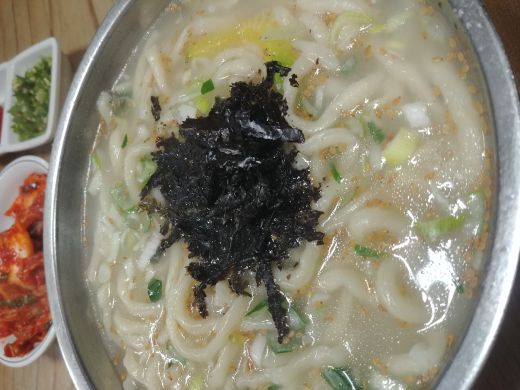 향촌칼국수 매장 방문 후 남겨주신 고객 리뷰 사진입니다.