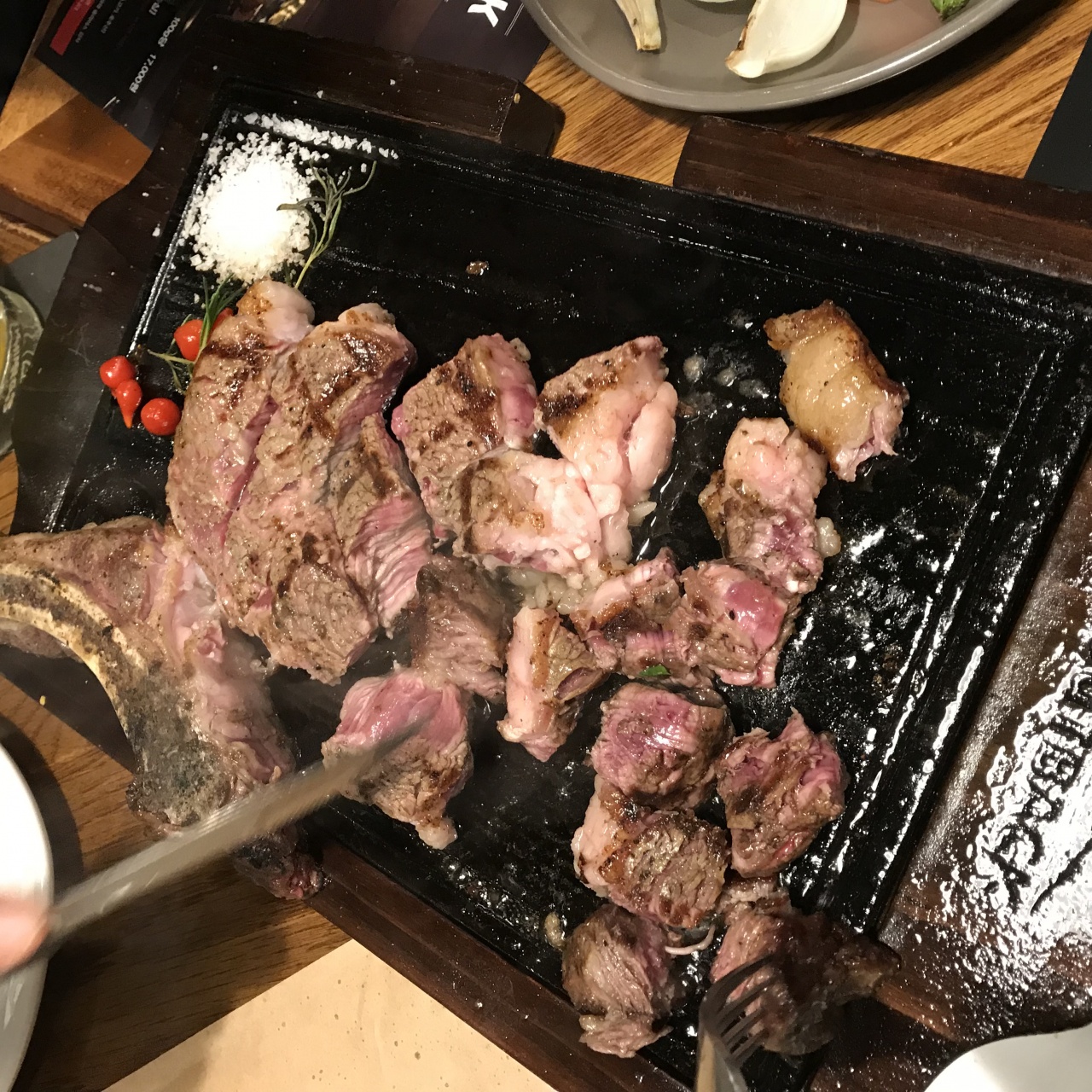 아웃백스테이크하우스 매장 방문 후 남겨주신 고객 리뷰 사진입니다.