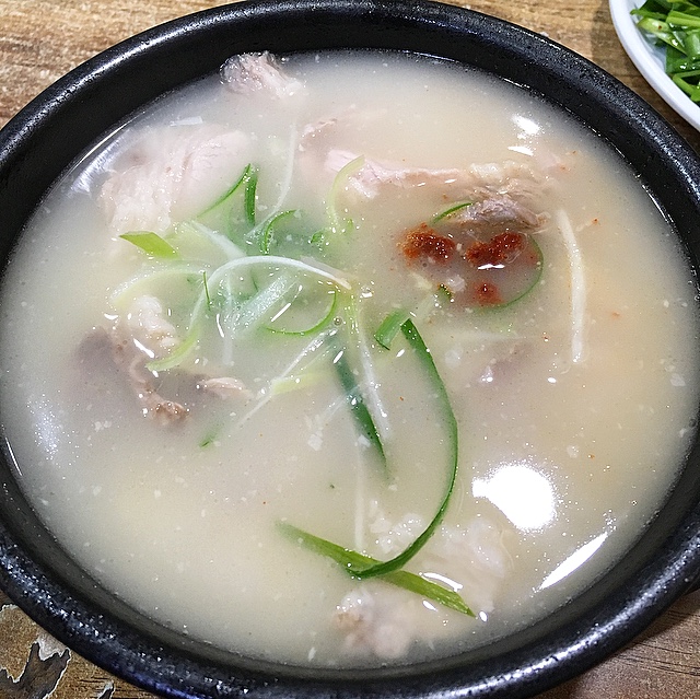 수영돼지국밥 매장 방문 후 남겨주신 고객 리뷰 사진입니다.