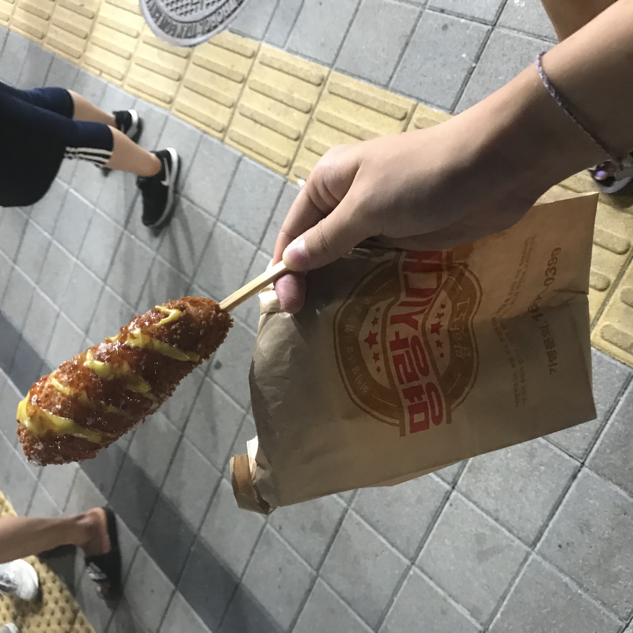 명랑핫도그 이수점 매장 방문 후 남겨주신 고객 리뷰 사진입니다.