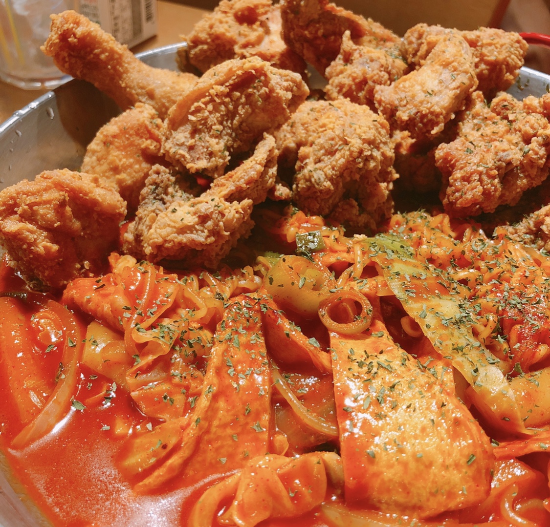 한판 치킨떡볶이 매장 방문 후 남겨주신 고객 리뷰 사진입니다.