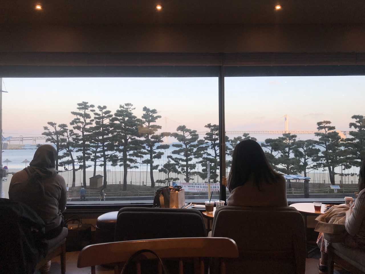 스타벅스 매장 방문 후 남겨주신 고객 리뷰 사진입니다.