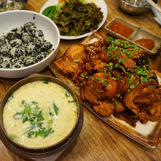 창신동매운족발 매장 방문 후 남겨주신 고객 리뷰 사진입니다.
