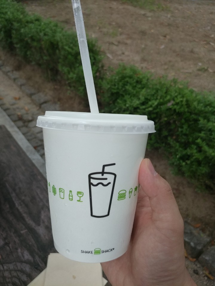 쉐이크쉑 매장 방문 후 남겨주신 고객 리뷰 사진입니다.