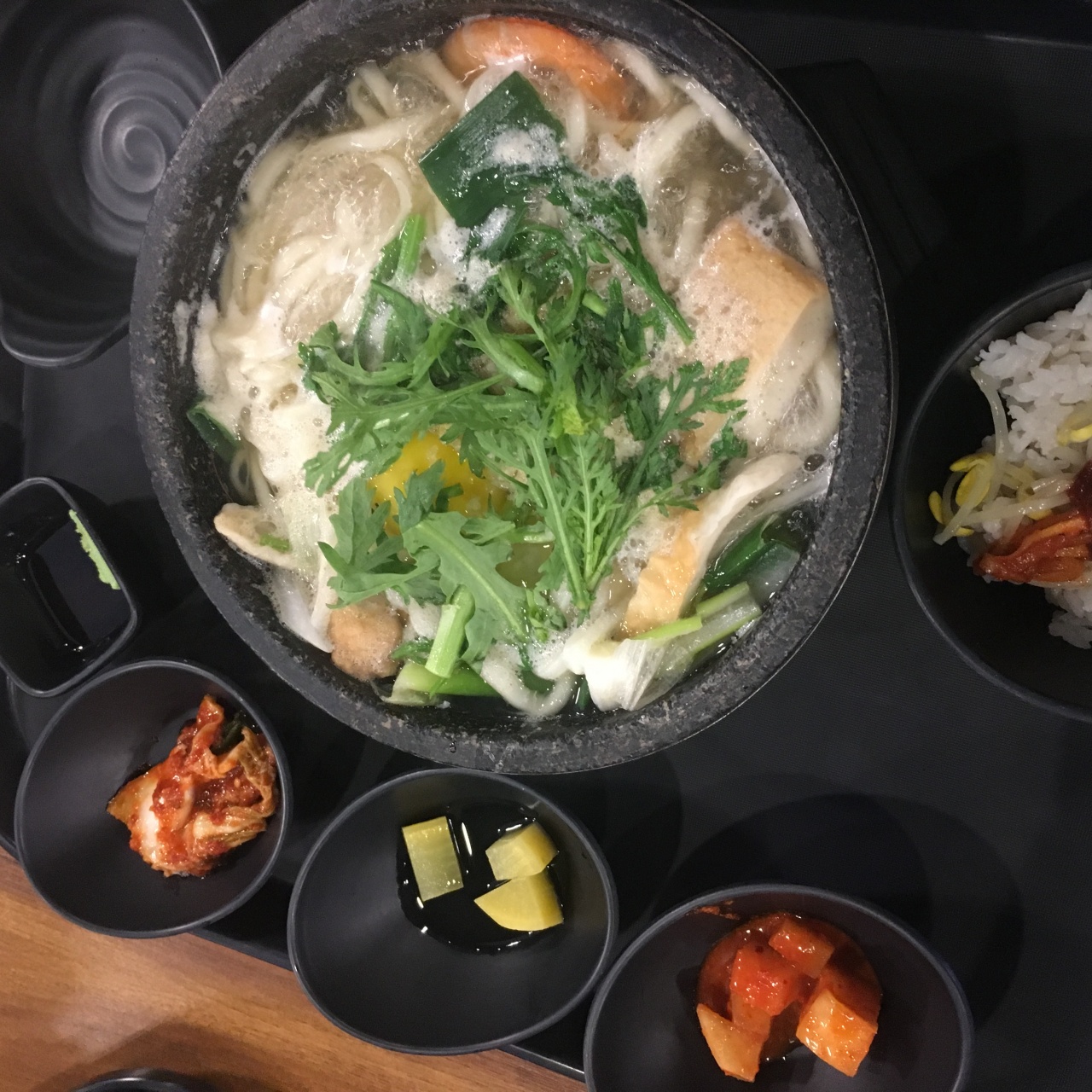 홍두깨 손칼국수 매장 방문 후 남겨주신 고객 리뷰 사진입니다.